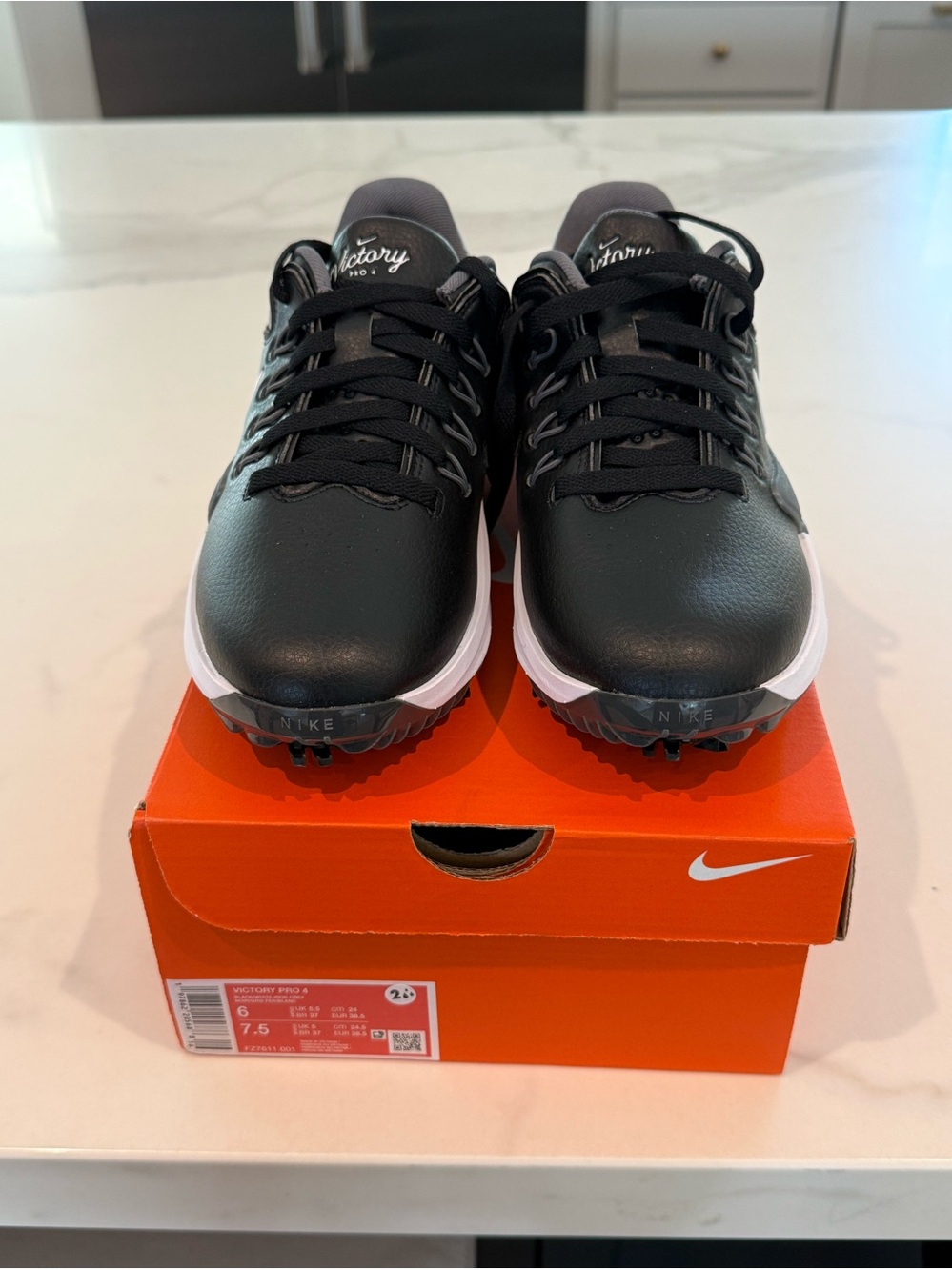 Brand new Nike Men’s Black Athletic Golf Shoes - NWT